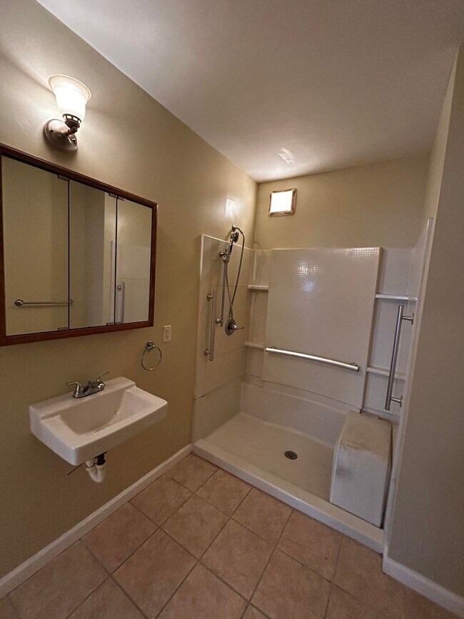 Building Photo - 552 Main St