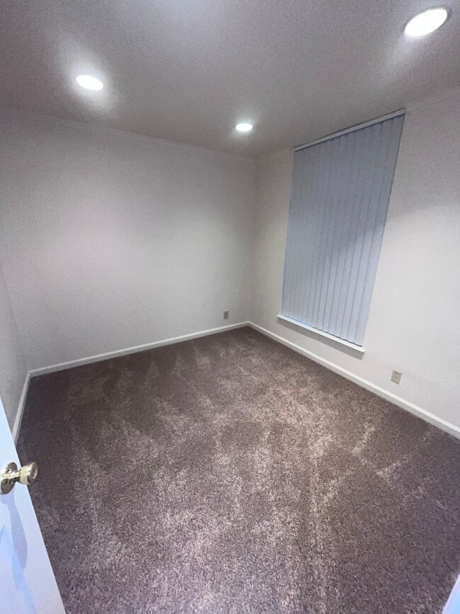Building Photo - NICE UPDATED HOME IN ANTELOPE!!