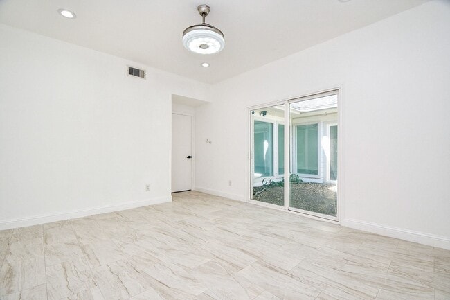 Building Photo - 2203 Briarview Dr