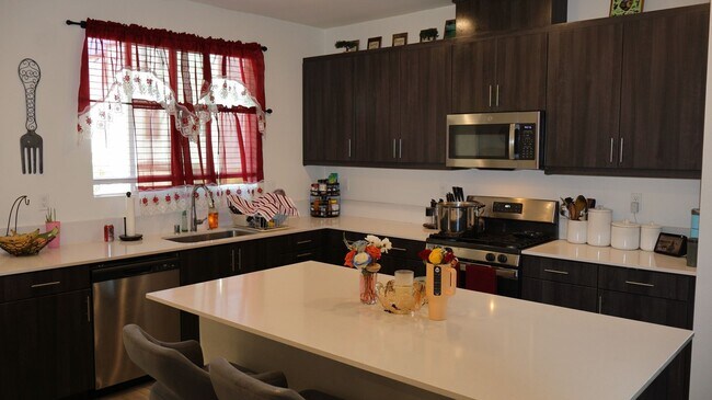 Building Photo - 4 bedrooms 3.5 baths townhome in South San Diego
