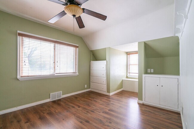 Building Photo - 10th Street