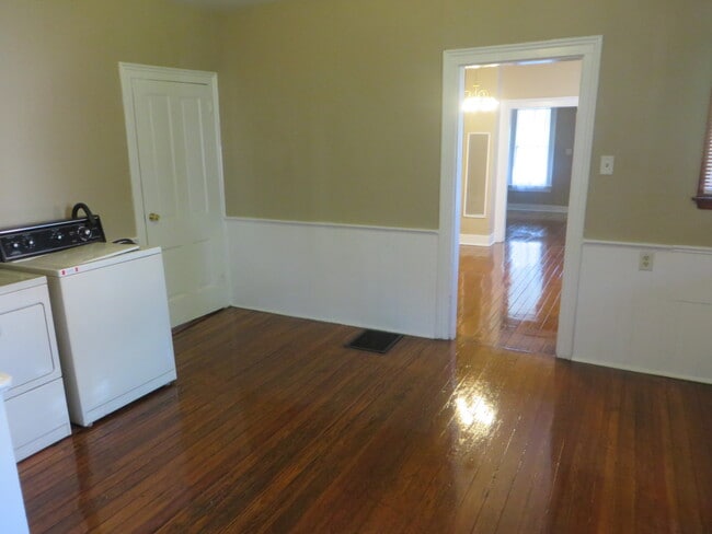 Building Photo - Two Bedroom Home with a bonus room/3rd bedroom in Historic District (Williams-Woodland Historic P...