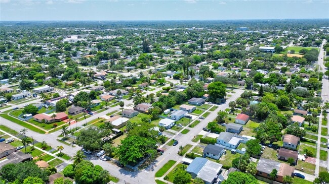 Building Photo - 3331 NW 8th Pl