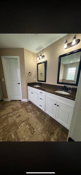 Building Photo - 812 Carousel Ct