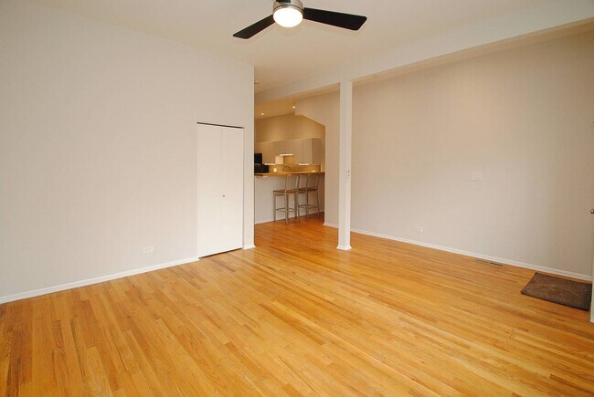 Building Photo - 711 N Hoyne Ave