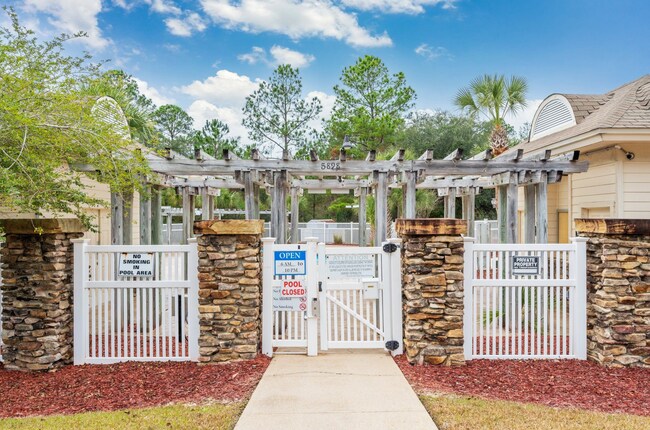 Building Photo - 4 bedroom 2 bathroom