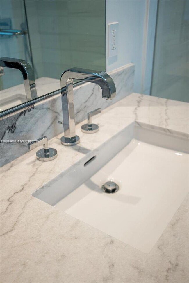 Building Photo - 700 NE 26th Terrace