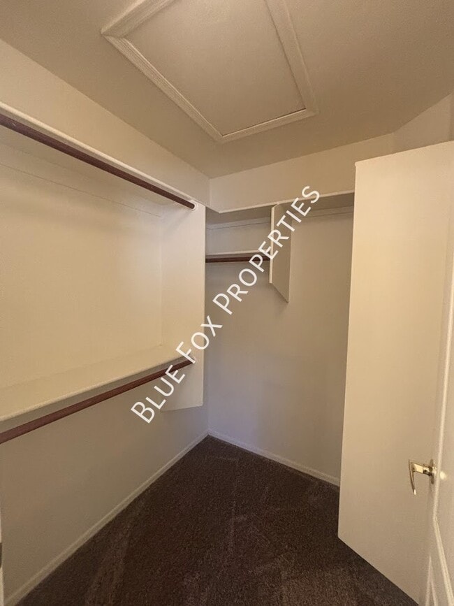 Building Photo - 270 E Shore Cliff Pl