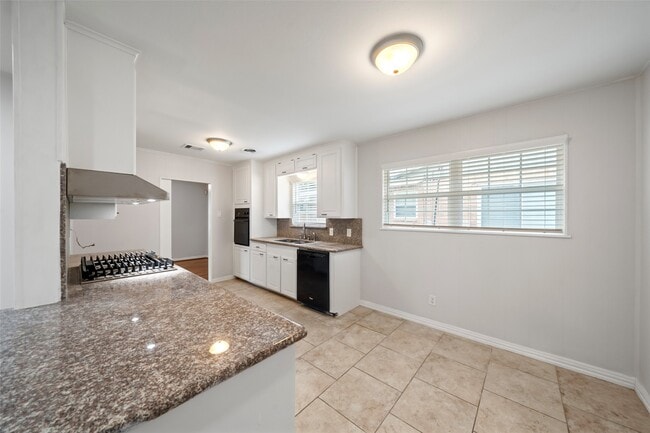 Building Photo - 9779 Westview Dr