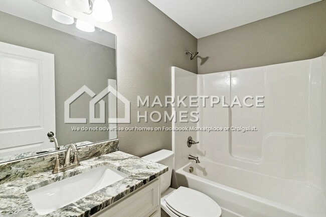 Building Photo - 823 W 20th St