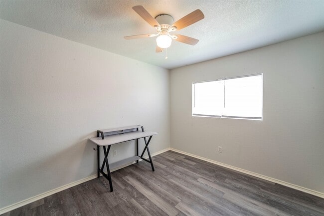 Building Photo - 9844 Sparrow Hawk Ln