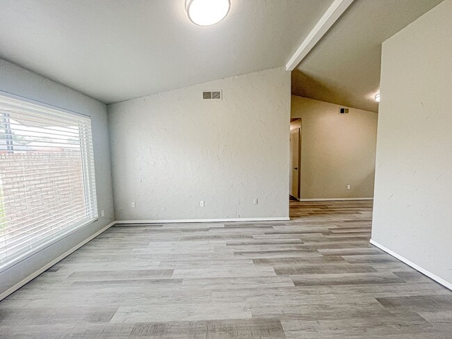 Building Photo - Updated 3/1 Home with Vaulted Ceilings & Large Fenced Backyard