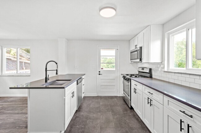 Building Photo - READY FOR MOVE IN!! Don't miss this UPDATED 3-bedroom in Braddock Hills!