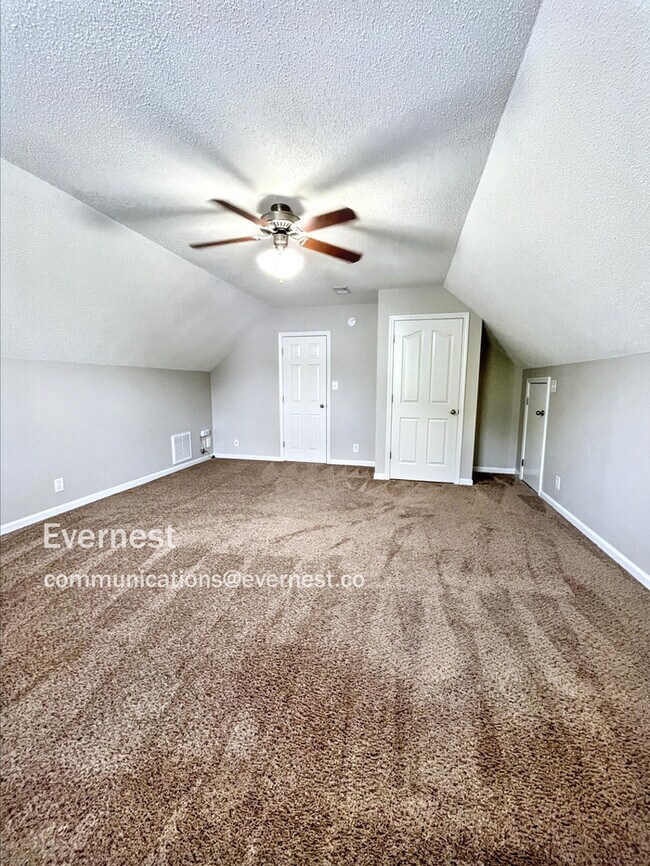Building Photo - 3653 Aurora Dr
