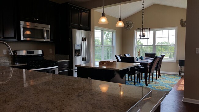 Building Photo - Robinson - LARGE 3 Bedroom End Unit House - Minutes from 376 W Robinson
