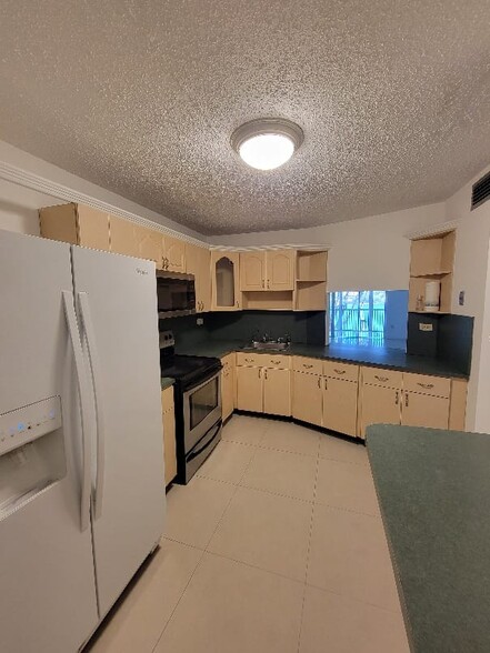 Kitchen w/pass through and breakfast bar - 1670 NE 191st St