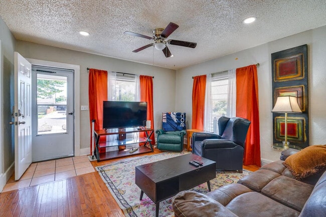 Building Photo - 2509 E Routt Ave