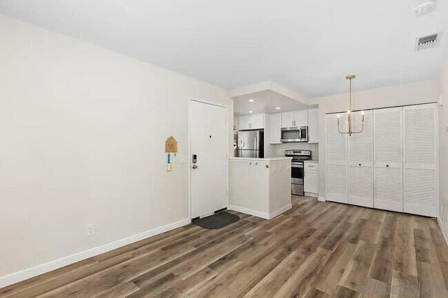 Building Photo - 767 Eastshore Terrace