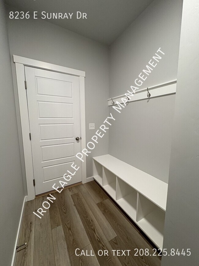 Building Photo - 8236 E Sunray Dr