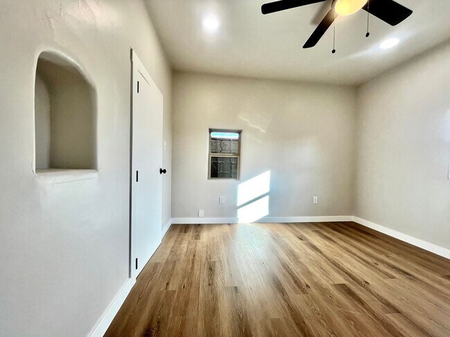 Building Photo - 422 Towner Ave NW