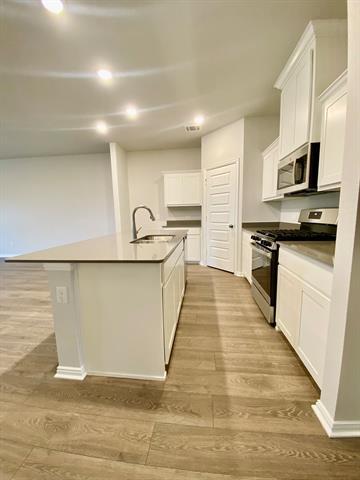 Building Photo - 615 Metallic Tree Ln