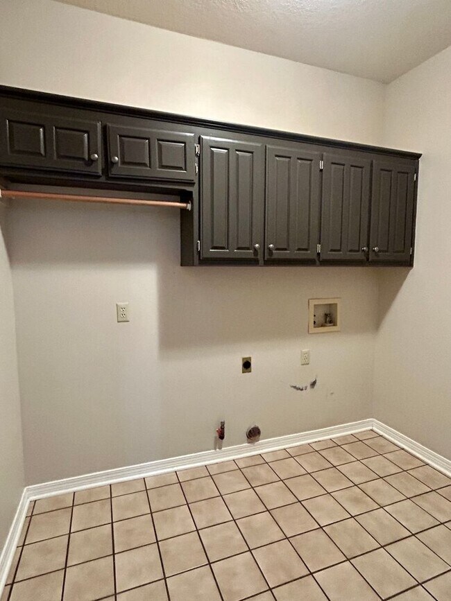 Building Photo - Stunning 4 bedroom, 3 bath home with a pool in beautiful Cedar Ridge!