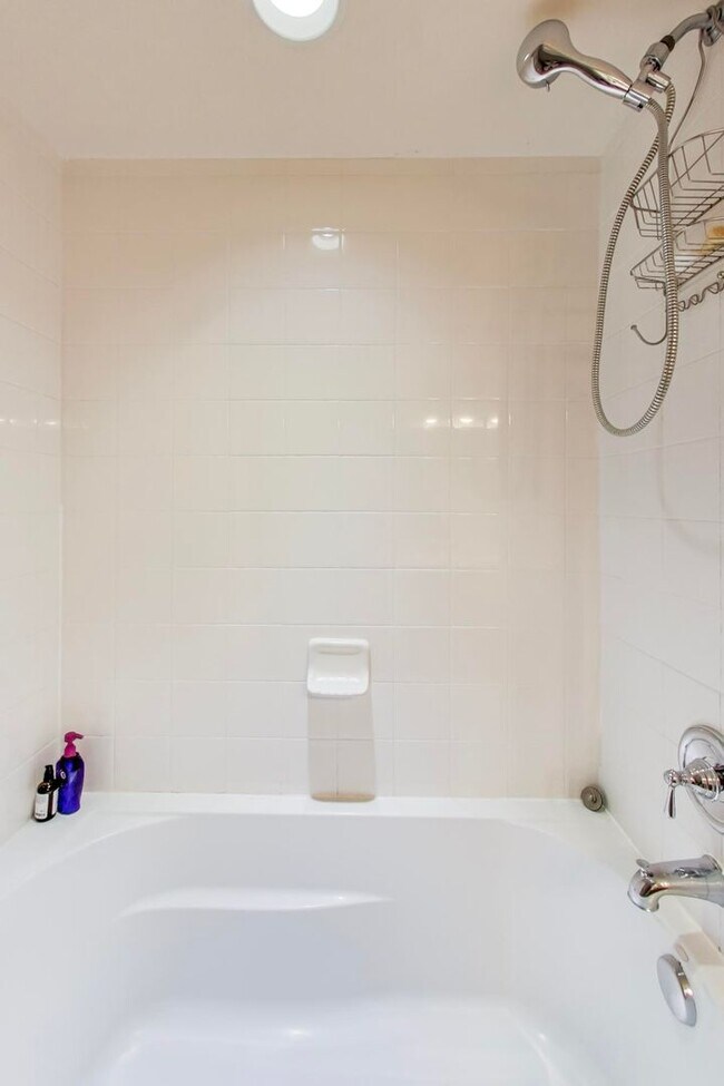 Building Photo - Light-filled 2bd/2ba right on S Four Mile Run $2850