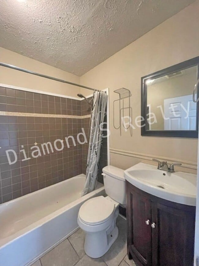 Building Photo - 3 Bedroom Home Available Early June!