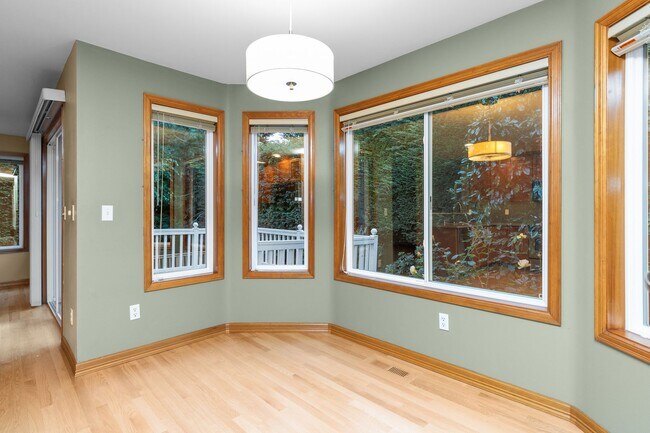 Building Photo - Spacious 4 bed/2.5 bath in Kirkland