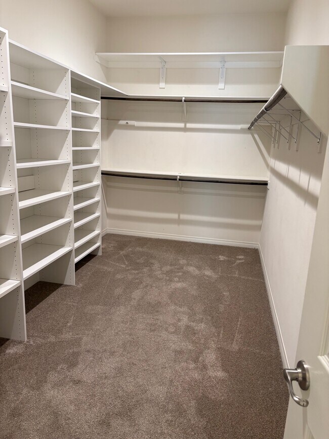 Building Photo - 43601 Brovello Dr