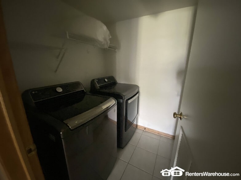 Building Photo - 2100 Meadow Chase Ln