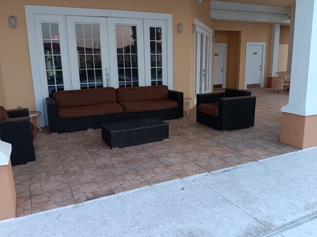 Building Photo - 1020 Villagio Cir