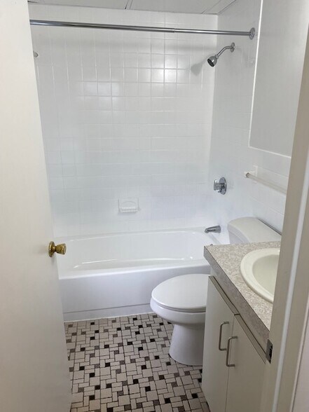 Building Photo - 59 Lynnfield St