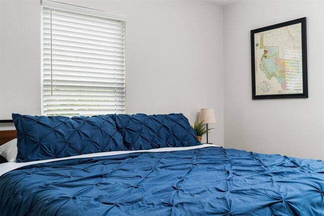 Building Photo - 11807 Oakwood Dr