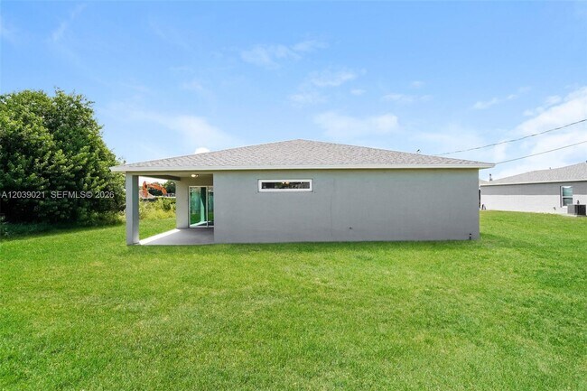 Building Photo - 4285 SW Walker St