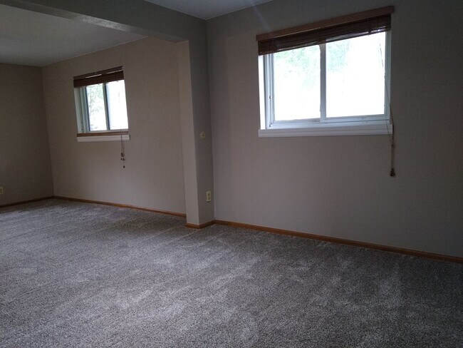 Building Photo - Stunning 4 bedroom 2 bath Virginia Village...