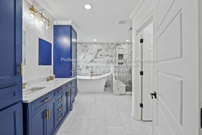 Building Photo - 1404 Des Jardines St