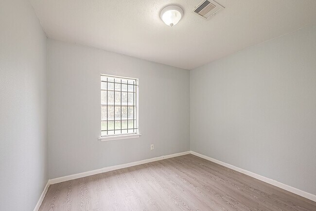 Building Photo - Affordable 3BD/2BA single-family house!