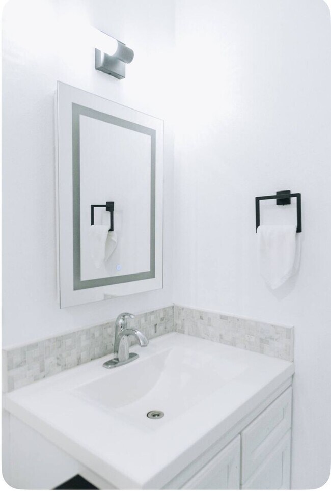 Building Photo - Furnished Home in HB