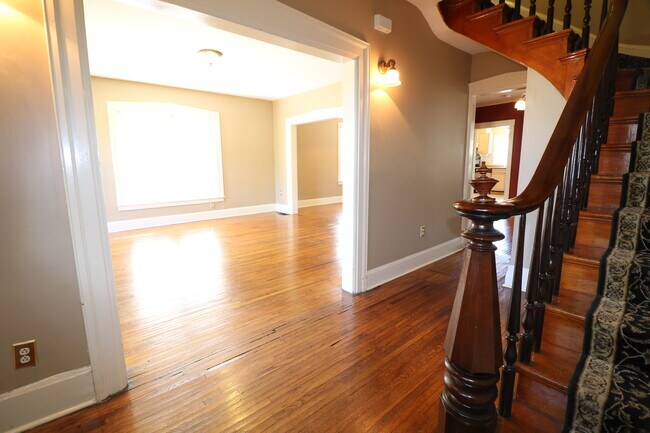 Building Photo - 1319 E 12th St