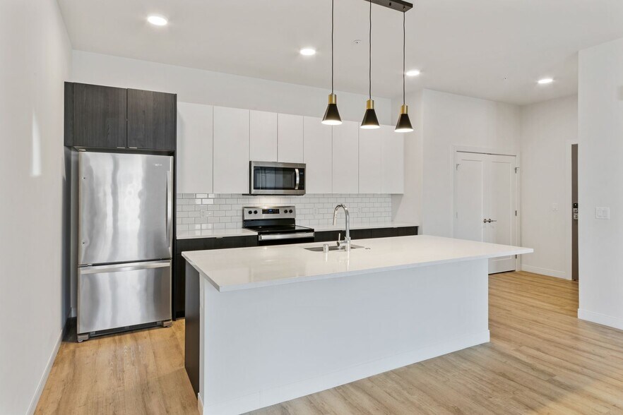 Building Photo - 5945 6th Ave