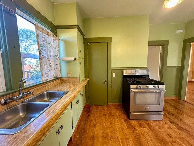 Building Photo - Craftsman Bungalow with Fantastic Fenced Yard