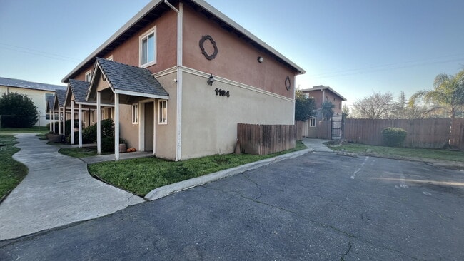 Building Photo - ** Move in special $1995 moves you in - Includes Deposit and January 2026 Rent. ** Updated interi...