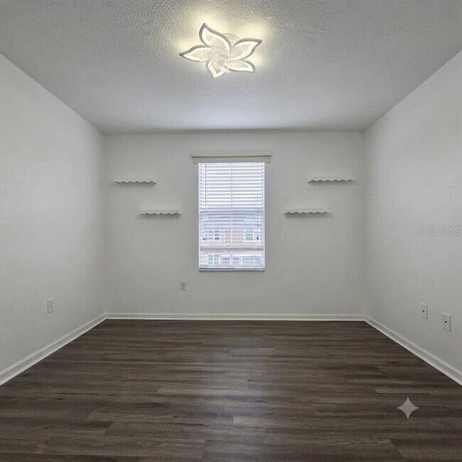 Building Photo - 1561 Chelsea Dr