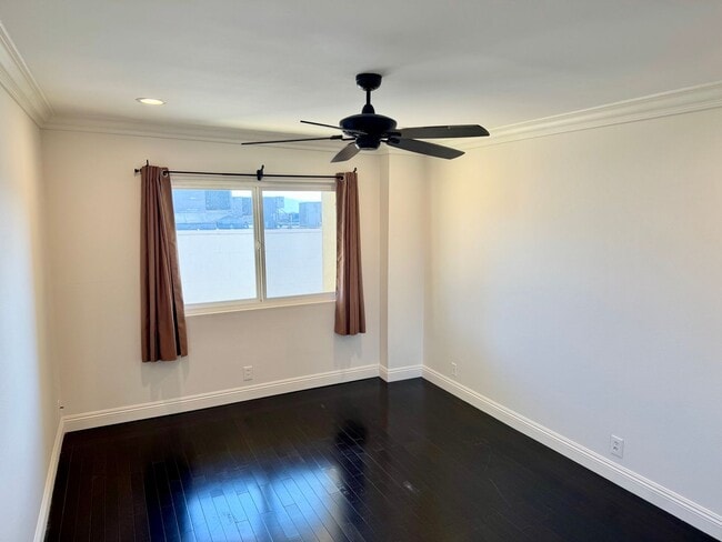 Building Photo - Top Floor 1 bedroom apartment Hermosa Beach