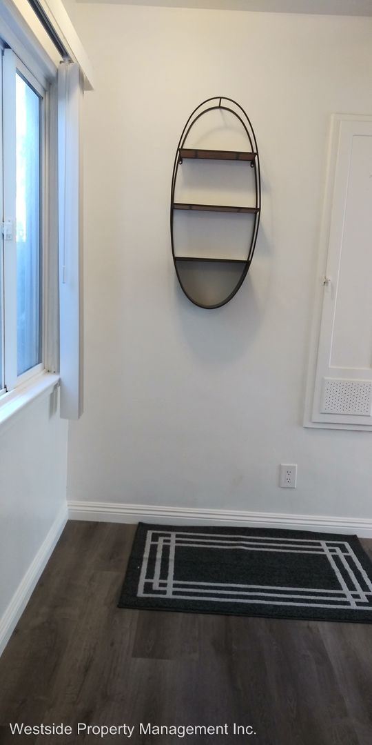 Building Photo - 2439 Oak St