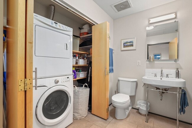 Building Photo - Stunning Pearl Loft with Washer/Dryer in Unit & Secure Parking