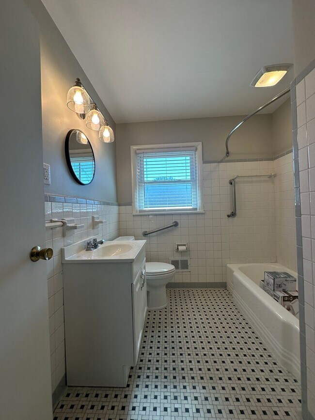 Building Photo - 3 bedroom/1.5 bath w/basement in Woodlawn Park. Available mid June
