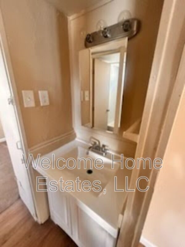 Building Photo - 110 E Prince Rd