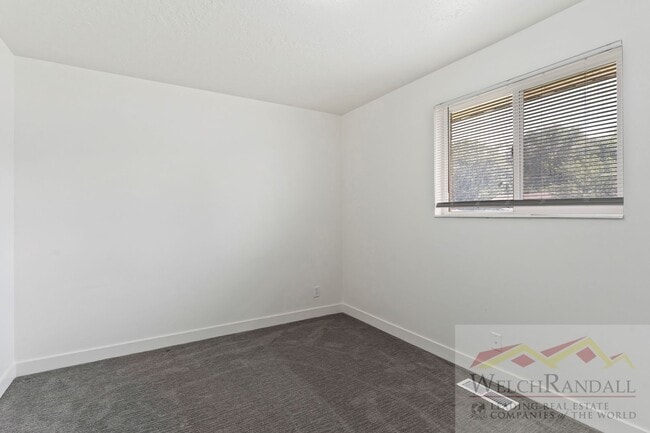 Building Photo - 4 Bedroom 2 Bath Duplex Home in Washington Terrace